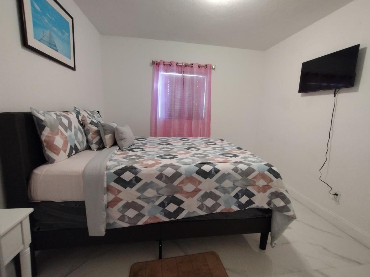 Cheerful 3-Bedroom Home /Ac+ Free Parking Норт Маями Бийч Екстериор снимка